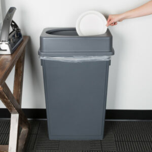 CONTENEDOR RECTANGULAR LAVEX 23 GAL CON TAPA COLOR GRIS